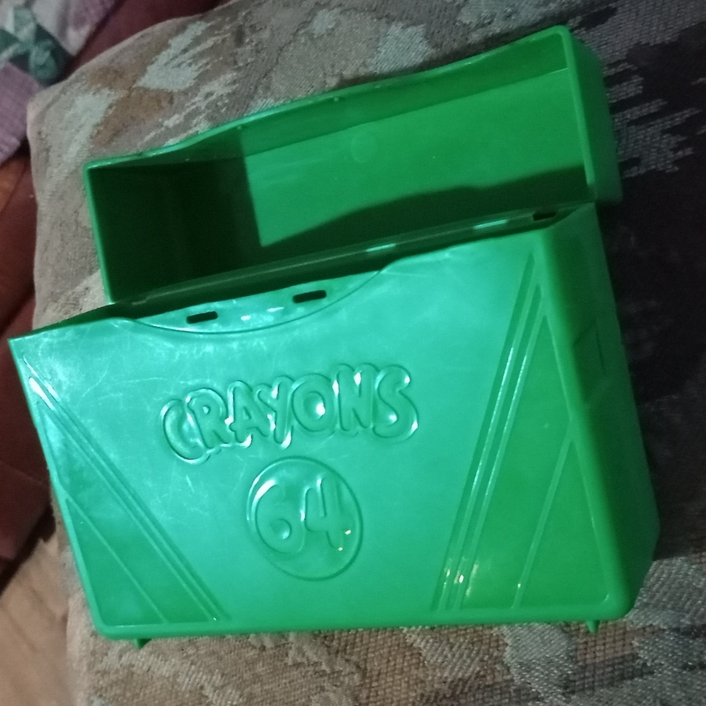 2018 Hallmark Crayola 64 Crayon Case